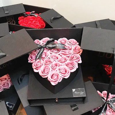 Hoa hộp trái tím vỏ carton đen