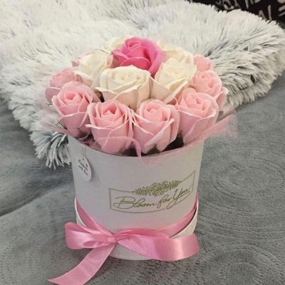 Hộp hoa hồng phấn đựng trong xô